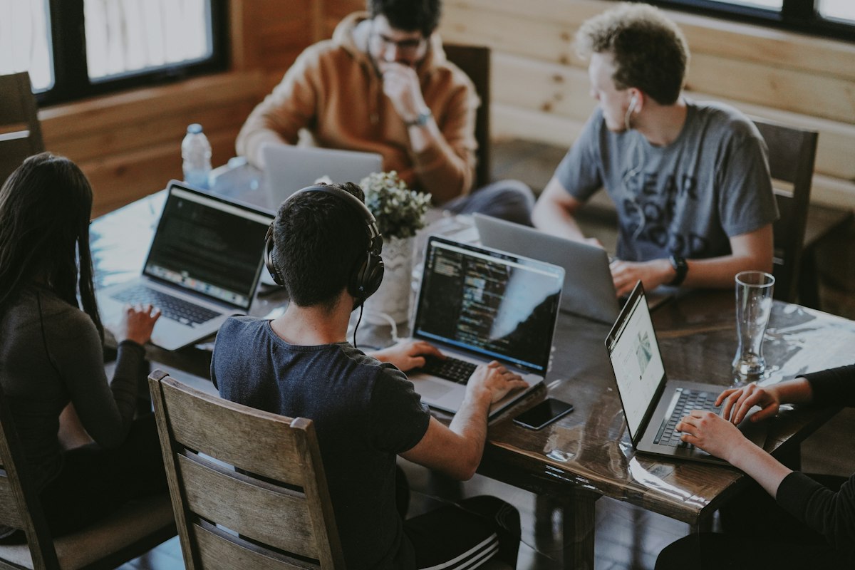 Team bei der Zusammenarbeit im Büro